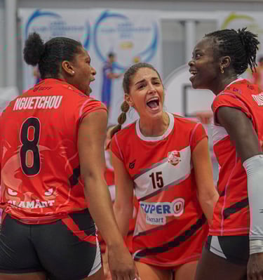 Trois joueuses qui crient en se regardant après avoir gagné un point