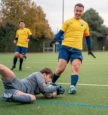 Gardien qui capte le ballon alors que l'attaquant allait attaquer