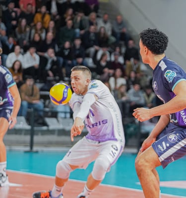 Libéro du Paris Volley qui réalise une réception