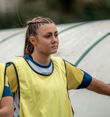 Joueuse de Vélizy remplaçante qui regarde le match