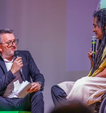 Un animateur qui discute avec Rihad Salem, membre de l'équipe de France de rugby fauteuil
