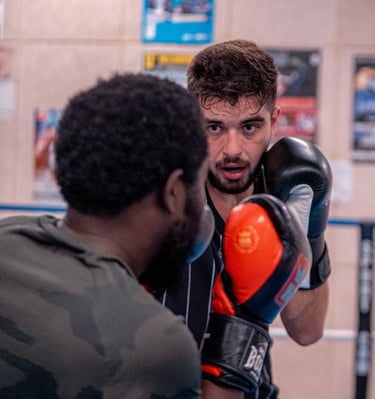 Boxeur concentré sur son adversaire face à l'objectif