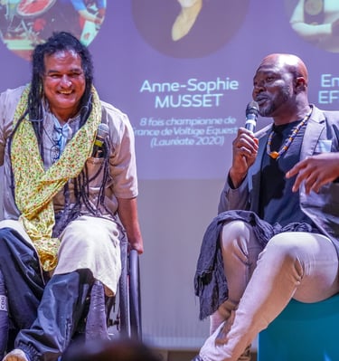 Rihad Salem, membre de l'équipe de France de rugby fauteuil qui discute avec Enoch Effah, boxeur