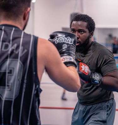 Un boxeur concentré avec un regard noir pendant son combat