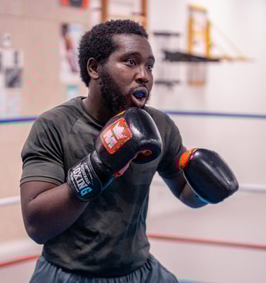Boxeur concentré pendant son combat