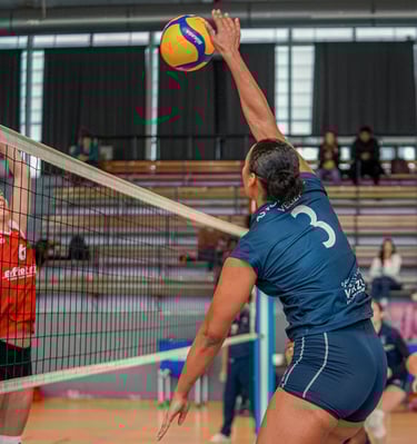 Joueuse de Vélizy sur le point de frapper dans la balle