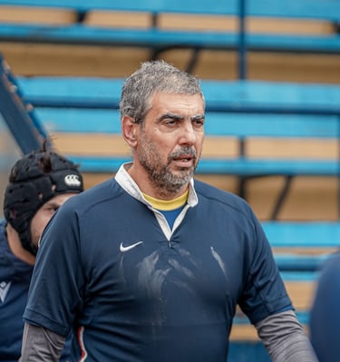 Joueur de rugby concentré qui rentre sur le terrain