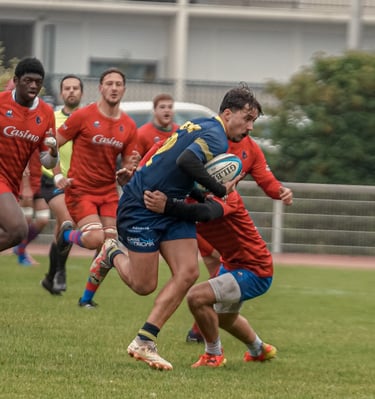 Joueur de rugby qui court et se fait plaquer