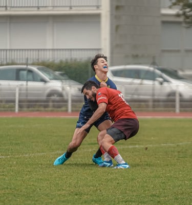Joueur qui percute en se faisant plaquer