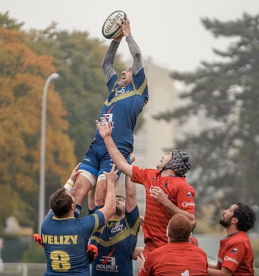 Joueur qui récupère la balle en l'air en touche