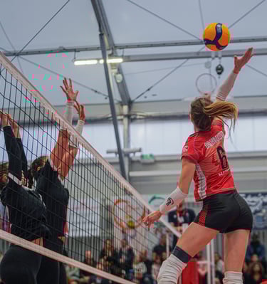 Joueuse de Clamart qui attaque avec un bloc de deux joueuses en face