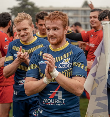 Joueurs de Vélizy qui applaudissent pendant la haie d'honneur après le match