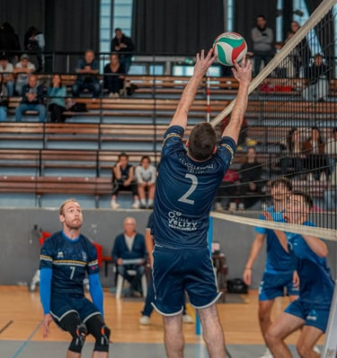 Joueur de Vélizy qui fait une passe en étant collé au filet