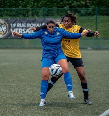 Deux joueuses au duel pour récupérer le ballon