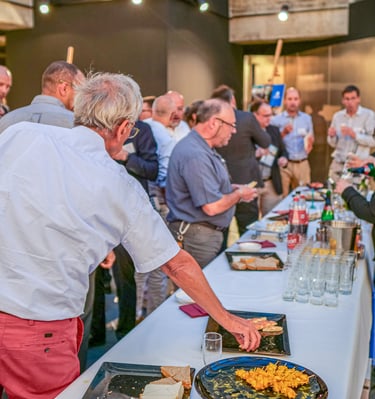 Beaucoup de personnes qui mangent et boivent à un buffet