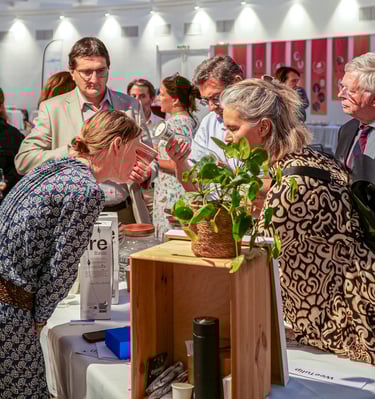 Deux femmes qui discutent devant un stand fleuri avec de belles plantes