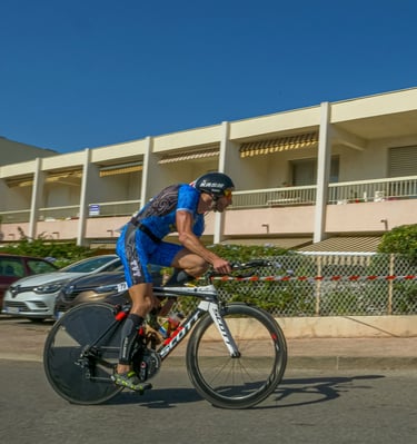 Triathlète en vélo après la natation