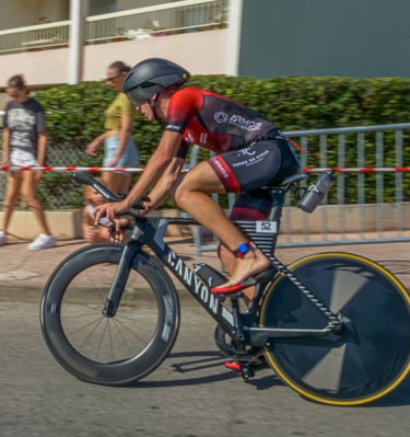 Cycliste termine la partie vélo du trhiathlon
