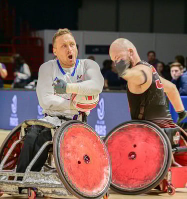 Joueurs de France et du Canada qui se battent pour le ballon
