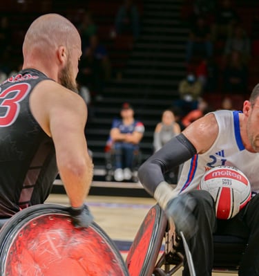 Joueur du Canada et de la France qui se battent pour le ballon