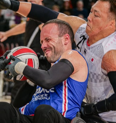 Joueur du Japon et de la France qui se battent pour le ballon