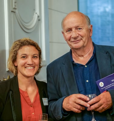 Un homme et une femme qui regardent l'objectif en souriant