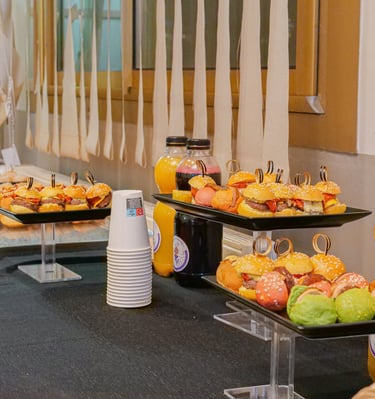 Le buffet avec les boissons et les petites bouchées à manger