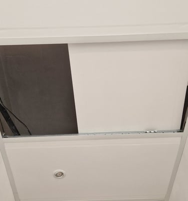 Pose de faux plafond et installation de spots.