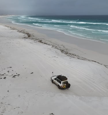 4WD voertuig rijdt offroad door het Australische landschap