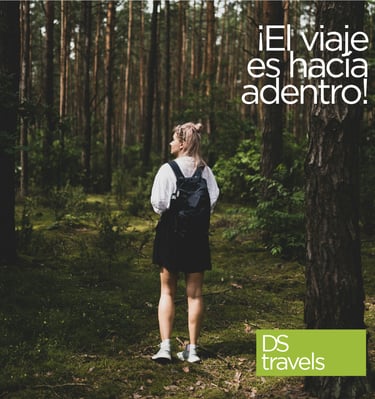 chica rubia con mochila en bosque, viaje