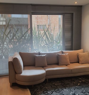 Persianas de aluminio o madera personalizadas de alta calidad para control de luz y privacidad