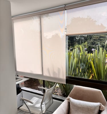 Cortinas Sunscreen en enrollables o panel japonés con protección solar y control de luz, ideales par