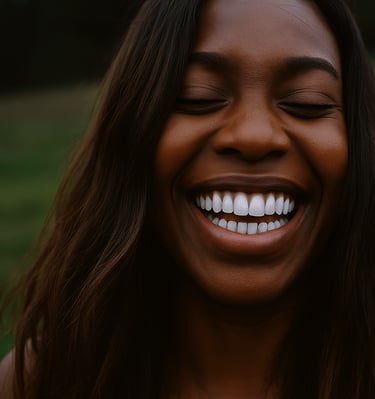 Femme souriant après un blanchiment dans un cabinet dentaire moderne au Cameroun – soins dentaires