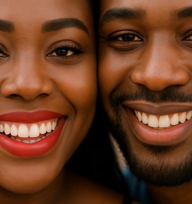 couple souriant après un blanchiment dans un cabinet dentaire moderne au Cameroun – soins dentaires