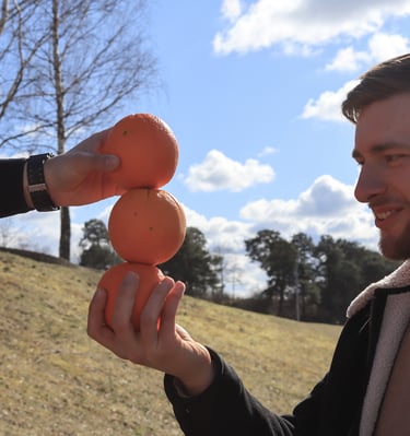 trys vienas ant kito sudeti apelsinai