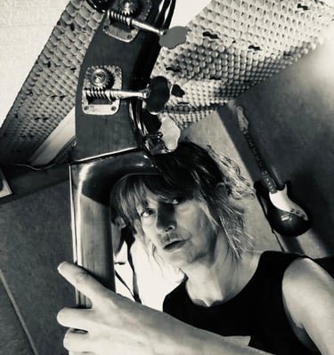 portrait d'une femme qui joue de la contrebasse