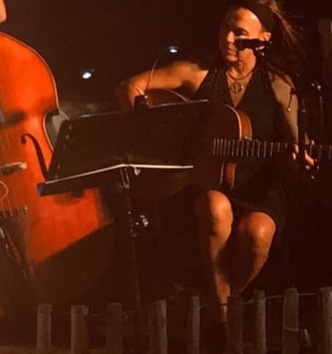 une femme qui joue de la guitare à coté d'une contrebasse