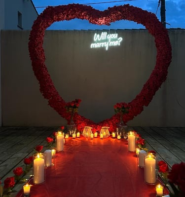 demande en mariage avec une arche en forme de coeur et un tapis rouge