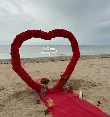 arche coeur fleur rouge sur la plage pour demande en mariage