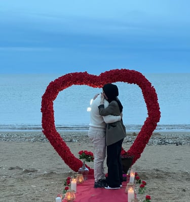 deux futurs mariés entrain de s'enlacer pendant une demande en mariage