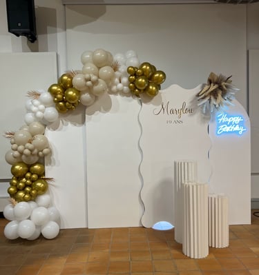backdrop anniversaire thème blanc et or