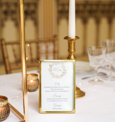 photo du menu dans un cadre doré posé sur la table