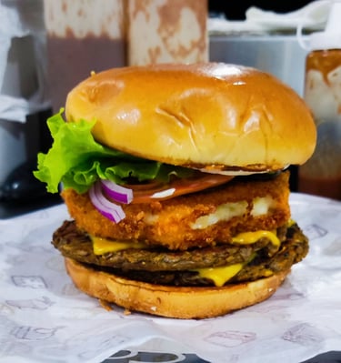 Hambúrguer artesanal com requeijão empanado e vegetais frescos no Rancho São Bento, Juquitiba.