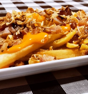 Batata frita com cheddar e bacon artesanal crocante do Rancho São Bento em Juquitiba.