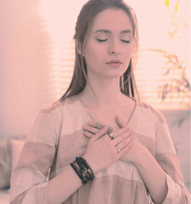 Femme qui écoute son ressenti corporel - Nathalie Collet Voix Son Vibration