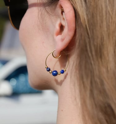 Goldene Creolen mit blauen Perlen, handgemachter Schmuck