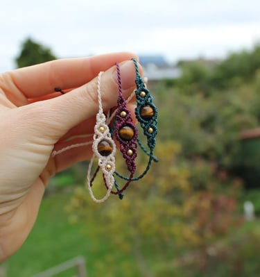 Makramee-Armbänder mit Edelsteinen in verschiedenen Farben