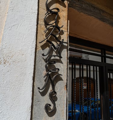 Detalle del letrero de entrada a Carmens Rural en Sant Jordi