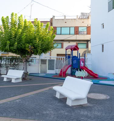 Zona de juegos infantiles en la Plaza España de Sant Jordi