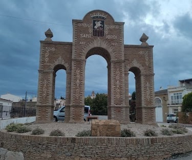 Arco de Triunfo de 1995 en Sant Jordi, Castellón, cerca de Carmens Rural